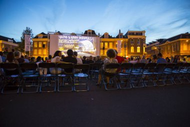 Amsterdam, Hollanda - 24 Ağustos 2016: 18-27/08/2016 tarihleri arasında düzenlenen Dünya Sineması Amsterdam'da, Marie Heinekenplein'de Arjantin filmi Road to la Paz'ın açık hava gösterimi