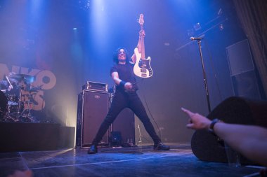 Amsterdam, Hollanda - 19 Mart 2017: Kanadalı hard rock heavy metal grubu Danko Jones'un Melkweg konseri