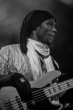 Traena, Norveç - 10 Temmuz 2015: Rock blues dünya müziği Nigerien Tuareg sanatçısı Omara 