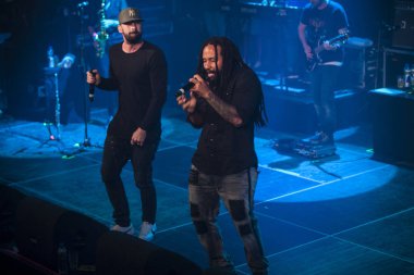 Amsterdam, Hollanda - 1 Temmuz 2016: kültürel ve dünya müzik festivali Roots Amsterdam kapsamında Melkweg'de reggae şarkıcıları Gentleman ve Ky-Mani Marley konseri