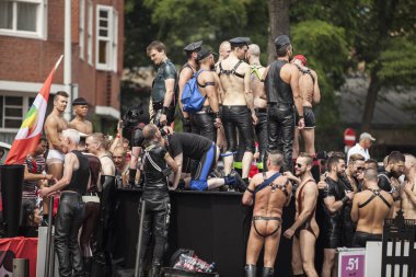 Amsterdam, Hollanda - 1 Ağustos 2015: Katılımcıların korunması insan hakları ve sivil eşitlik - Prinsengracht, Amsterdam Eşcinsel gurur geçit için yıllık olay