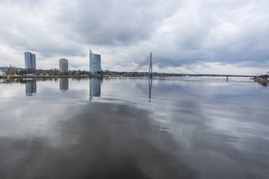 Riga, Letonya 'daki Daugava nehrinin üstünden gökyüzüne bak