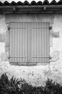 Siyah beyaz manzara kapalı ahşap pencere panjurları.