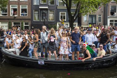 Amsterdam, Hollanda - 1 Ağustos 2015: Katılımcıların korunması insan hakları ve sivil eşitlik - Prinsengracht, Amsterdam Eşcinsel gurur geçit için yıllık olay