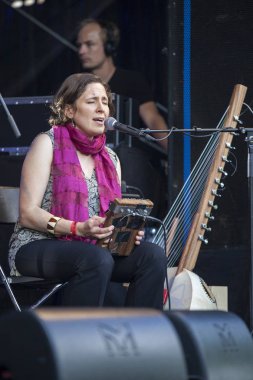 Amsterdam, Hollanda - 3 Temmuz 2016: Dünya müziği Namibyalı grup Shishani ve Namibya Masalları Amsterdam Roots Open Air konseri, Oosterpark'ta düzenlenen ücretsiz erişim kültür festivali