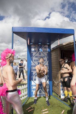 Amsterdam, Hollanda - 30 Temmuz 2017: Westerpark'taki Milkshake Festivali'nde düşen penisi yakalaması gereken bir oyunu oynarken eğlenen adam