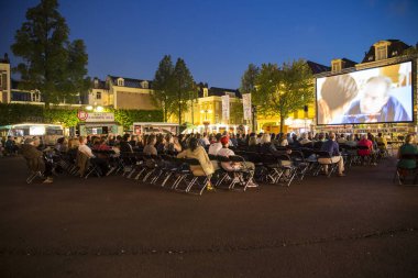 Amsterdam, Hollanda - 20 Ağustos 2015: 14-23/08/2015 tarihleri arasında düzenlenen Dünya Sineması Amsterdam festivali sırasında Marie Heinekein Plein'de Kolombiyalı todos se van'ın açık hava gösterimi