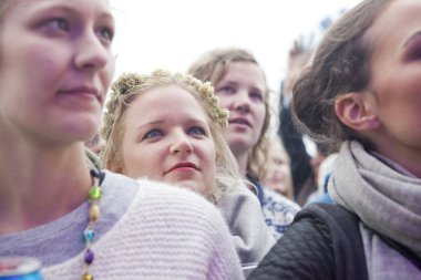 Traena, Norveç - 10 Temmuz 2013: Norveçli şarkıcı Hekla Stalstrenga'nın Traenafestival'deki konseri sırasında, küçük Traena adasında müzik festivali gerçekleşiyor