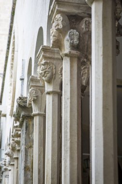 Hırvatistan'ın Dubrovnik kentindeki Dominik Manastırı'ndaki sütunların ayrıntıları