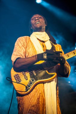 Traena, Norveç - 10 Temmuz 2015: Rock blues dünya müziği Nigerien Tuareg sanatçısı Omara 