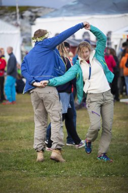 Traena, Norveç - 07 Temmuz 2016: Norveçli punk rock grubu Viagra Boys'un Traenafestival'deki konseri sırasında dans eden erkek ve kadın, traena adasında düzenlenen müzik festivali