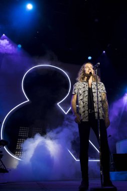 Nyon, İsviçre - 19 Temmuz 2017: Fransız pop şarkıcısı Julien Dore'un Paleo Festivali'ndeki konseri