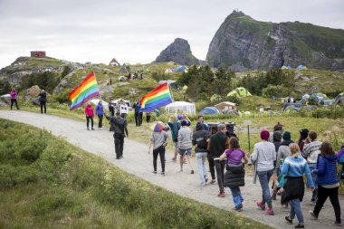 Traena, Norveç - 08 Temmuz 2015: Traenafestival sırasında Avrupa'nın en küçük eşcinsel Gururu'na katılan renkli bir grup insan, traena adasında düzenlenen müzik festivali.