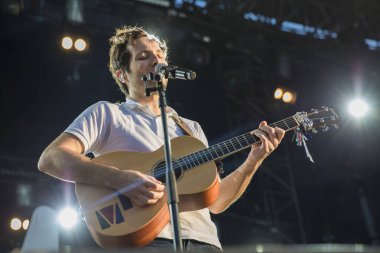 Nyon, İsviçre - 20 Temmuz 2017: Fransız şarkıcı Vianney'in Paleo Festivali'ndeki konseri