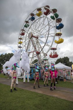 Amsterdam, Hollanda - 30 Temmuz 2017: Westerpark'taki Milkshake Festivali'nde renkli tek boynuzlu atlar gibi giyinmiş dansçılar