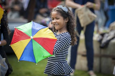 Amsterdam, Hollanda - 3 Temmuz 2016: Amsterdam Roots Open Air'de çocuklarla dans atölyesi, Oosterpark'ta düzenlenen ücretsiz halk kültür festivali