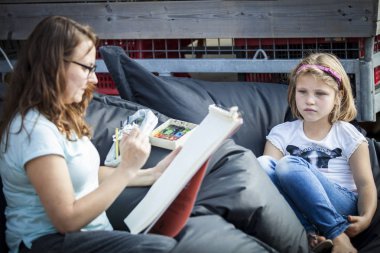 Amsterdam, Hollanda, 12-14 Eylül 2014, West'ival'de, Mercatorplein'de ücretsiz bir açık hava sinema ve kültür festivali. sanatçı küçük bir kız çizim