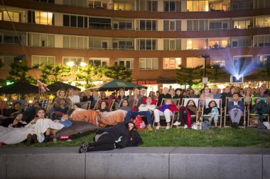 Amsterdam, Hollanda - 22 Ağustos 2018: 16-25/08/2018 tarihleri arasında düzenlenen Dünya Sineması Amsterdam'da Marie Heinekenplein'de Brezilya filmi Benzinho'nun açık hava gösterimi