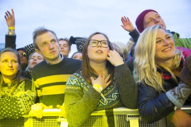 Traena, Norveç - 08 Temmuz 2016: Norveçli folk ve rock grubu Violet Road'un Traenafestival'deki konserinde seyirciler tezahürat yapıyor, Norveç'in küçük Traena adasında müzik festivali düzenleniyor