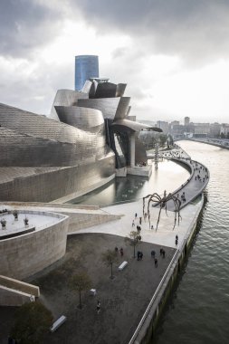 Bilbao, İspanya - 19 Mart 2015: Niki Saint Phalle sergisi sırasında Bilbao'daki Guggenheim Müzesi (27 Haziran 7, 2015) , Biscay, Bask Ülkesi, İspanya