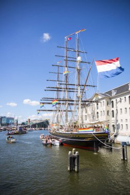 Amsterdam, Hollanda - 23 Temmuz 2016: Pembe Cumartesi kutlamaları sırasında Vondelpark'taki gösterilere ve etkinliklere katılan baba ve oğul 