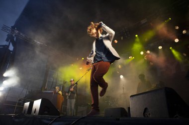 Traena, Norveç - 11 Temmuz 2014: Norveçli şarkıcı ve gitarist Erlend Oyefeaturing İzlandalı grup Hjalmarat'ın Traenafestival konseri sırasında, küçük Traena adasında düzenlenen müzik festivali