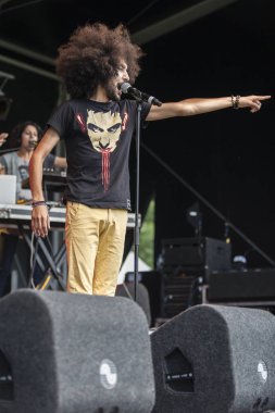 Amsterdam, Hollanda - 3 Temmuz 2016: Amsterdam Roots Open Air'de alternatif Electro-Hip Hop Faslı grup N3rdistan konseri, Oosterpark'ta ücretsiz halk kültür festivali düzenlendi