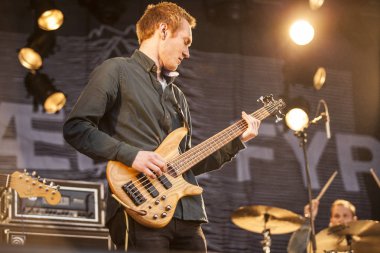 Traena, Norveç - 10 Temmuz 2015: Norveçli şarkıcı Kristian Kristensen'in Traenafestival'de konseri, küçük Traena adasında müzik festivali