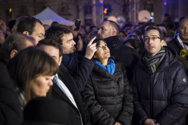 Paris, Fransa- 10 Ocak 2016: Place de la Repbublique, bombalı saldırı ve silahlı saldırı kurbanlarının anısına düzenlenen tören, Charlie Hebdo terör saldırısı ve 