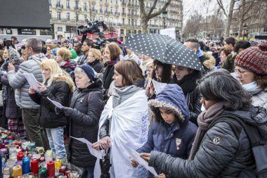 Paris, Fransa 10 Ocak 2016: Bombalama ve silahlı saldırı kurbanlarıanısına tören, Charlie Hebdo terör saldırısı anısına 