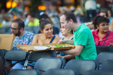 Amsterdam, Hollanda - 24 Ağustos 2016: 18-27/08/2016 tarihleri arasında düzenlenen Dünya Sineması Amsterdam'da, Marie Heinekenplein'de Arjantin filmi Road to la Paz'ın açık hava gösteriminde izleyiciler