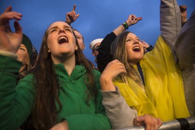 Traena, Norveç - 9 Temmuz 2015: İsveçli rock grubu Movits'in hava konserinde seyirciler tezahürat yapıyor, alkışlıyor! Traenafestival, müzik festivali Traena küçük adada yer alan