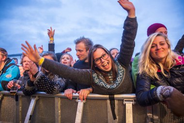 Traena, Norveç - 08 Temmuz 2016: Norveçli folk ve rock grubu Violet Road'un Traenafestival'deki konserinde seyirciler tezahürat yapıyor, Norveç'in küçük Traena adasında müzik festivali düzenleniyor
