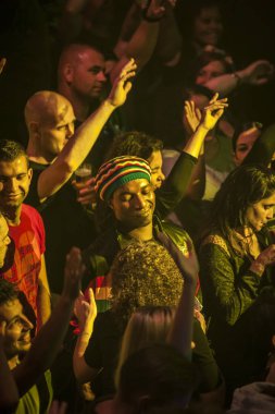 Amsterdam, Hollanda - 1 Temmuz 2016: kültürel ve dünya müzik festivali Roots Amsterdam kapsamında Melkweg'de reggae şarkıcıları Gentleman ve Ky-Mani Marley'in seyirci konseri
