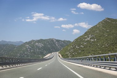 Güney Hırvatistan'da güneşli ilkbahar veya yaz kırsalından geçen otoyol yolu