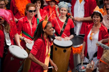 Amsterdam, Hollanda, 30 Nisan 2014: resmi ulusal bayram Kral günü kutlaması - Koningsdag - Kral Willem'in doğum gününü kutlamak için her yıl 30 Nisan'da tüm ülkede düzenlendi