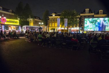 Amsterdam, Hollanda - 21 Ağustos 2015: 14-23/08/2015 tarihleri arasında düzenlenen Dünya Sineması Amsterdam'da Marie Heinekenplein'de Perulu a Los 40 filminin açık hava gösterimi