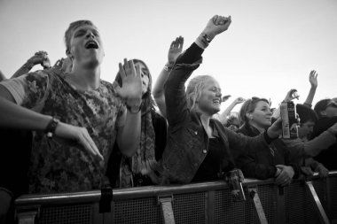 Traena, Norveç - 9 Temmuz 2016: Norveçli Punk Rock grubu Kuuk'un Traenafestival'deki konseri, küçük Traena adasında müzik festivali gerçekleşiyor