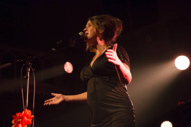 Amsterdam, Hollanda - 13 Aralık 2016: Belçikalı caz şarkıcısı, söz yazarı ve müzisyen Selah Sue'nun Paradiso konseri