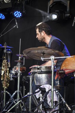 Amsterdam, Hollanda - 3 Temmuz 2016: Dünya müziği Namibyalı grup Shishani ve Namibya Masalları Amsterdam Roots Open Air konseri, Oosterpark'ta düzenlenen ücretsiz erişim kültür festivali