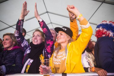 Traena, Norveç - 9 Temmuz 2016: Norveçli Punk Rock grubu Kuuk'un Traenafestival'deki konserinde seyirciler küçük Traena adasında düzenlenen müzik festivalinde tezahürat yapıyor