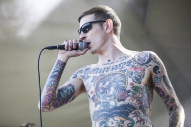 Traena, Norveç - 07 Temmuz 2016: Norveçli punk rock grubu Viagra Boys'un Traenafestival'deki konseri, traena adasında müzik festivali gerçekleşiyor