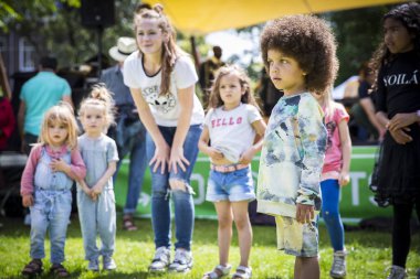 Amsterdam, Hollanda - 3 Temmuz 2016: Amsterdam Roots Open Air'de çocuklarla dans atölyesi, Oosterpark'ta düzenlenen ücretsiz halk kültür festivali