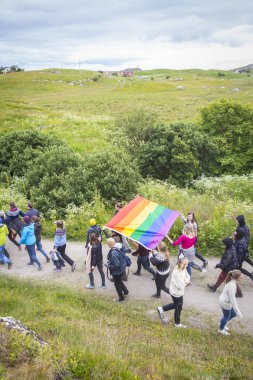 Traena, Norveç - 08 Temmuz 2015: Traenafestival sırasında Avrupa'nın en küçük eşcinsel Gururu'na katılan renkli bir grup insan, traena adasında düzenlenen müzik festivali.