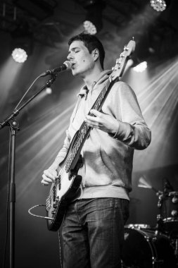 Traena, Norveç - 07 Temmuz 2016: İskoç şarkıcı C Duncan'ın Traenafestival'deki konseri, traena adasında müzik festivali gerçekleşiyor