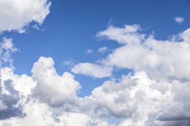 Mavi gökyüzünde beyaz pofuduk fırtına bulutları