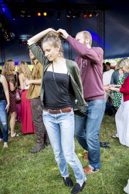 Amsterdam, Hollanda - 5 Temmuz 2015: Kolombiyalı grup La-33'ün konseri sırasında - Amsterdam Roots Open Air sırasında salsa dansı yapanlar, Park Frankendael'de 05/07/2015 tarihinde kültürel festival düzenlendi