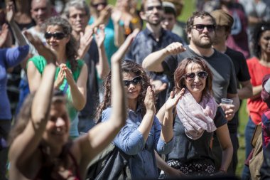 Amsterdam, Hollanda - 3 Temmuz 2016: Amsterdam Roots Open Air'de alternatif Electro-Hip Hop Faslı grup N3rdistan'ın konserinde dinleyiciler, Oosterpark'ta düzenlenen ücretsiz halk kültür festivali