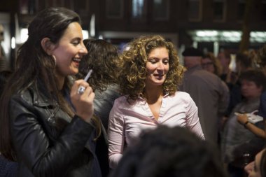 Amsterdam, Hollanda - 18 Ağustos 2016: 18-27/08/2016 tarihleri arasında düzenlenen Dünya Sineması Amsterdam'ın açılış töreninde sohbet eden insanlar