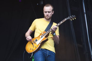 Traena, Norveç - 6 Temmuz 2017: Norveçli reggae ska grubu Queduhska'nın Traenafestival'de konseri, traena adasında müzik festivali gerçekleşiyor